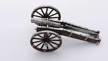 Масштабная модель пушки на колесах.