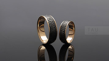 Необычные обручальные кольца из узорчатой стали и золота.