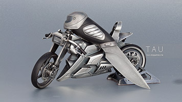 Масштабный мотоцикл из серебра и золота.