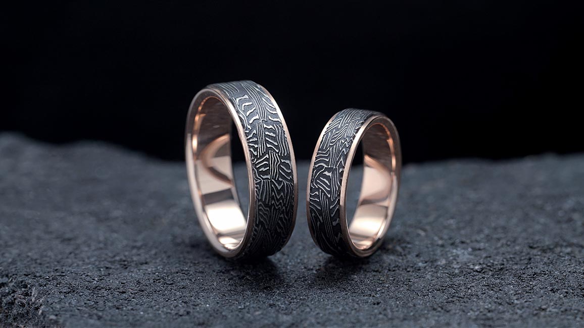 Черные с золотом обручальные кольца Черные с золотом обручальные кольца