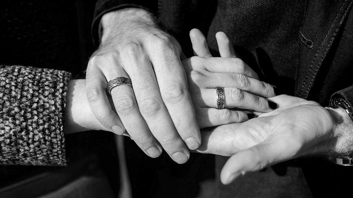 Обручальные кольца на руках Обручальные кольца на руках