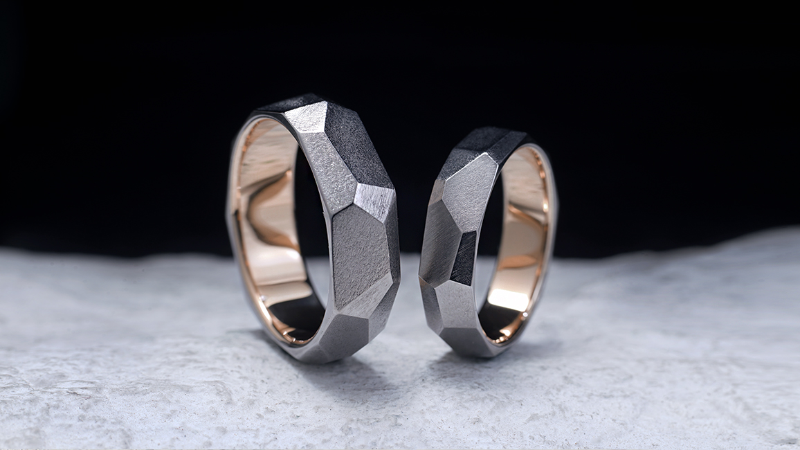 Парные обручальные кольца с гранями Парные обручальные кольца с гранями